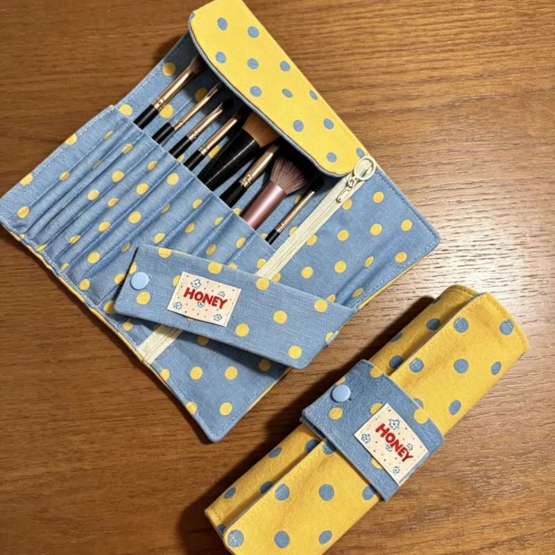 Vintage Polka Dot Roll Up Penc - огляд і ціна Makeup